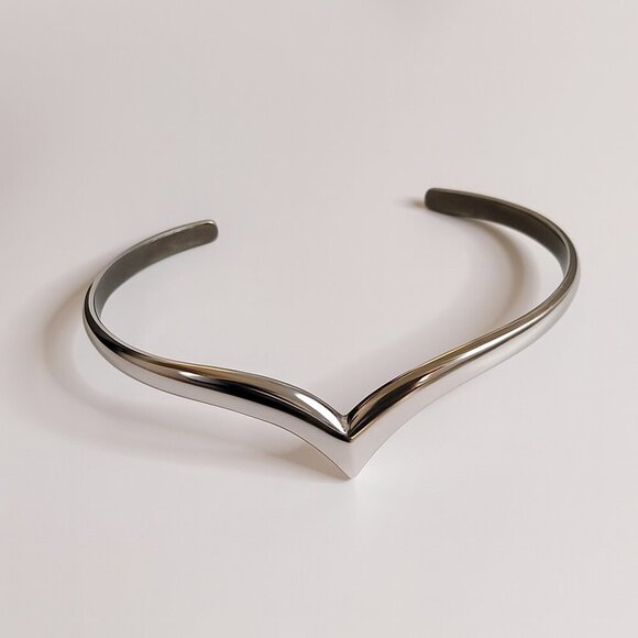 Signed Vintage Silver Tone Avon V design Cuff - Picture 1 of 5